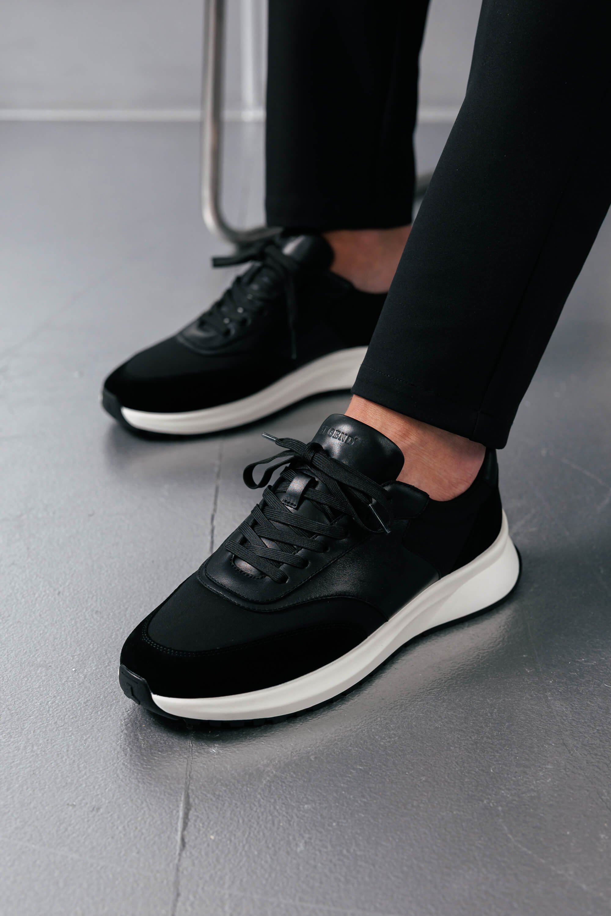 FORMA RUNNER - BLACK AND WHITE
