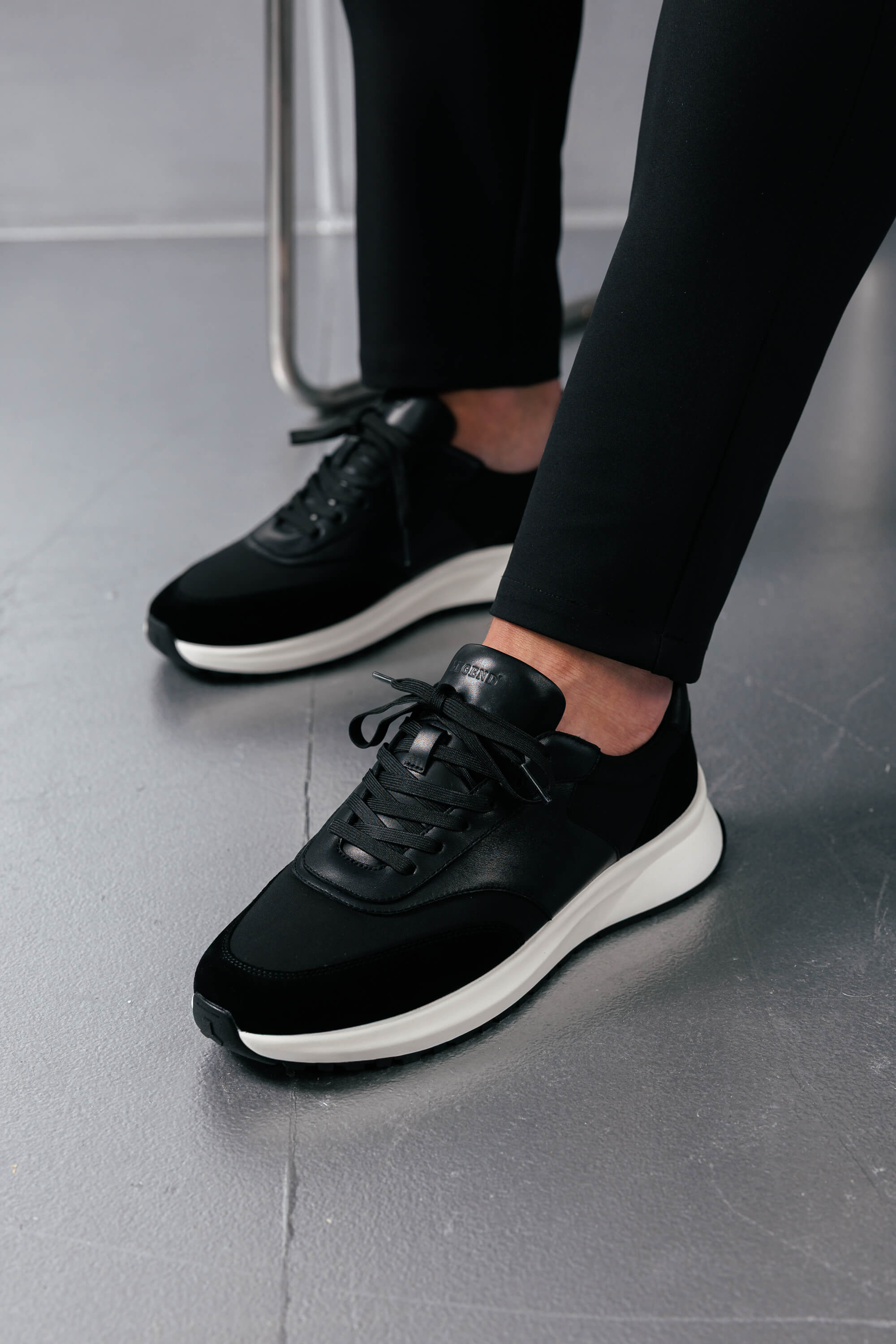 FORMA RUNNER - BLACK AND WHITE