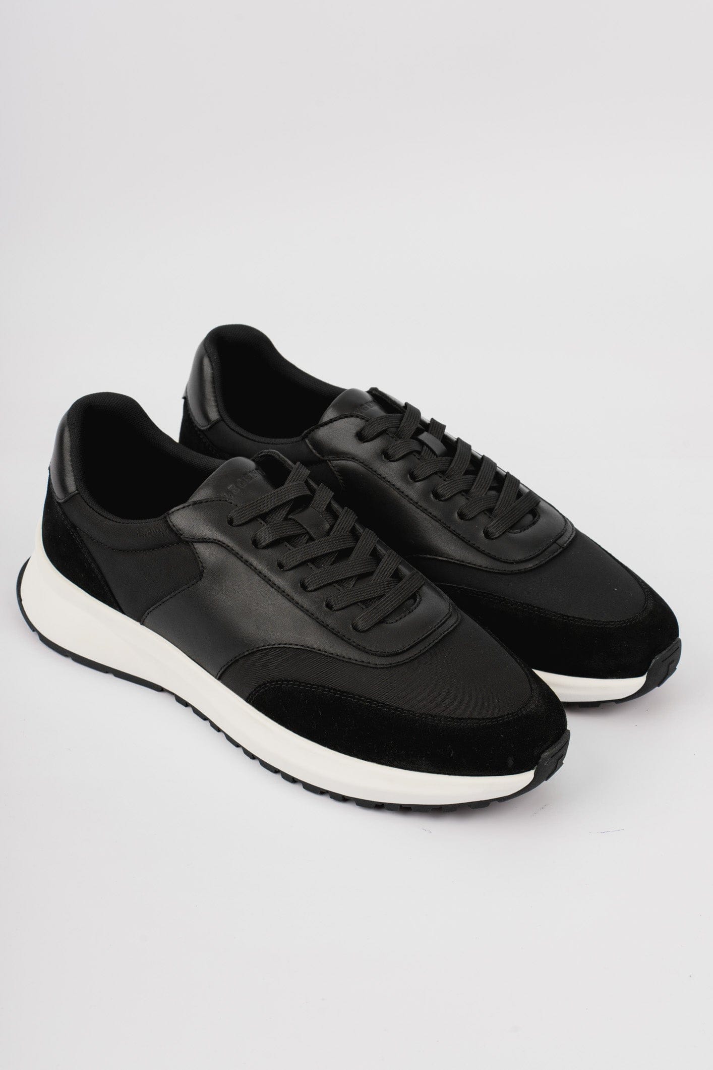 FORMA RUNNER - BLACK AND WHITE