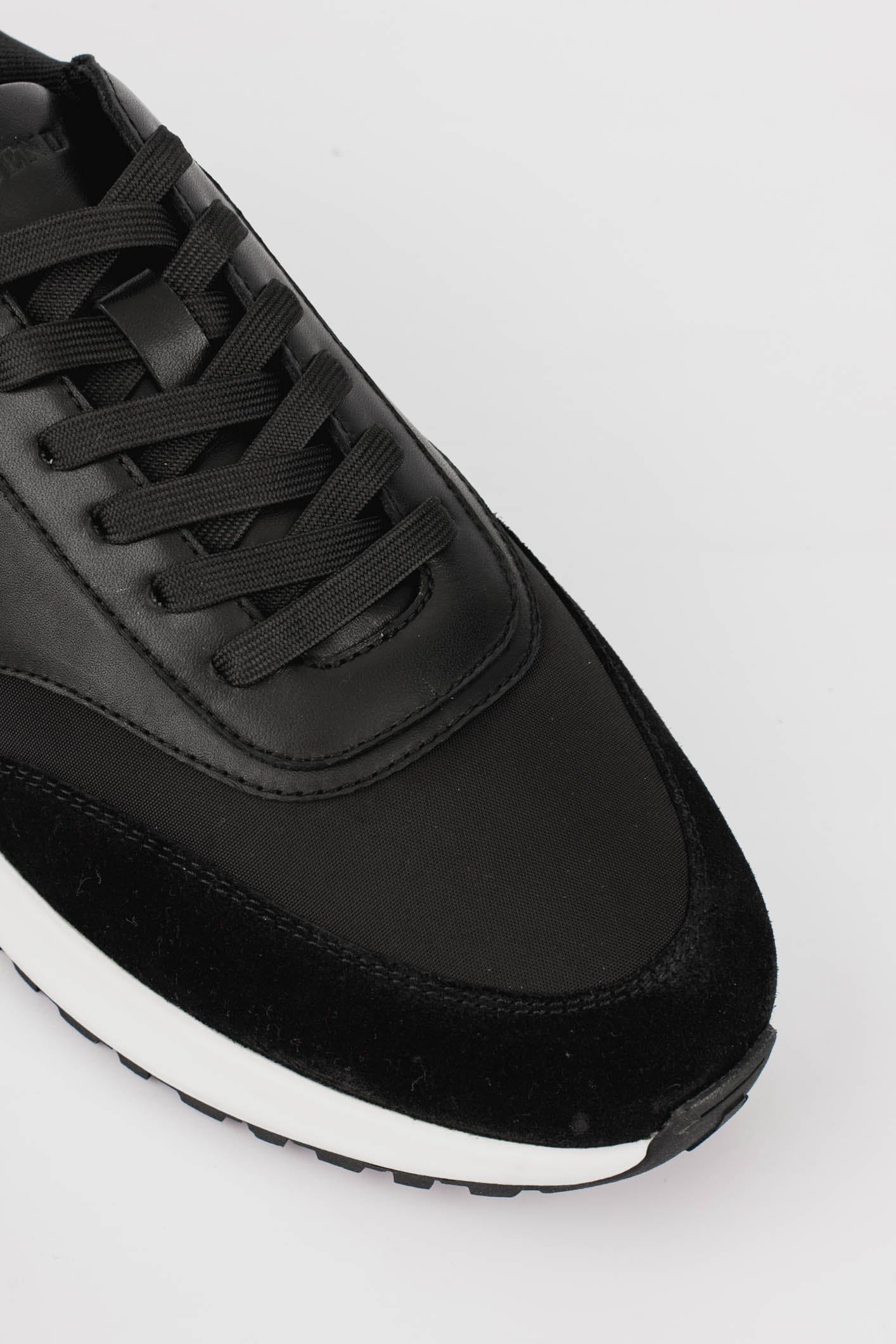 FORMA RUNNER - BLACK AND WHITE