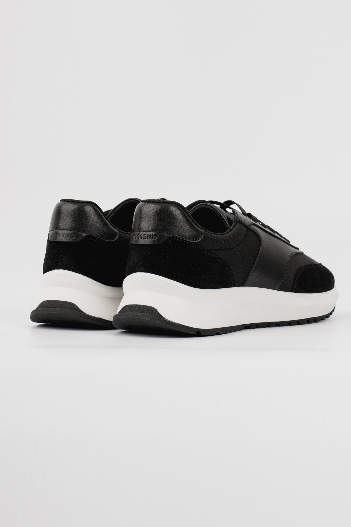 FORMA RUNNER - BLACK AND WHITE