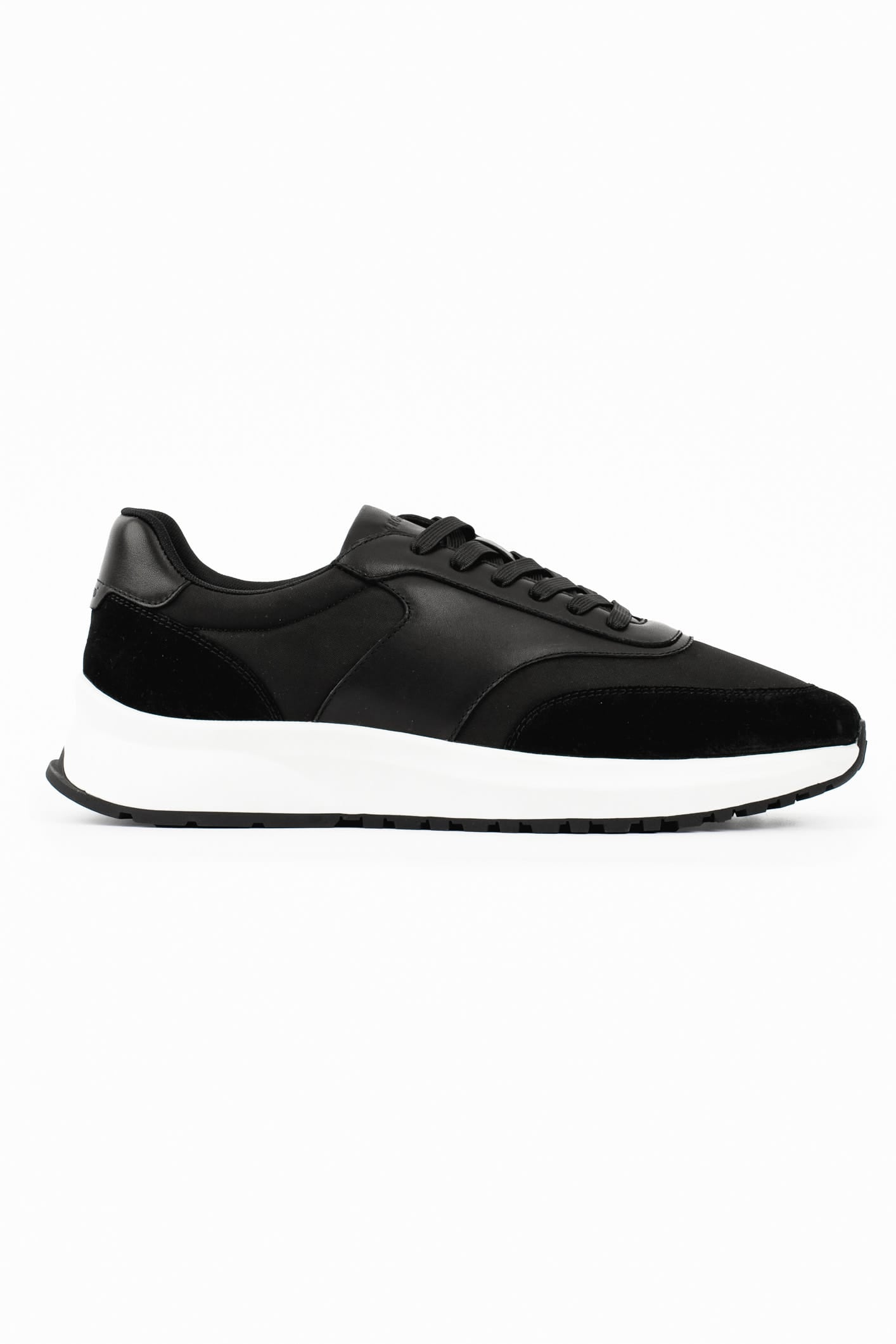 FORMA RUNNER - BLACK AND WHITE