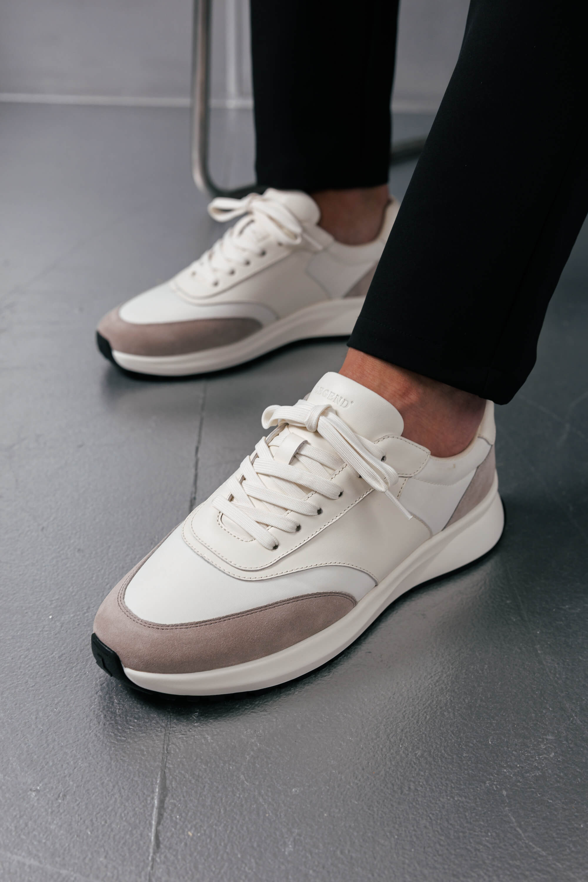 FORMA RUNNER - BEIGE AND WHITE