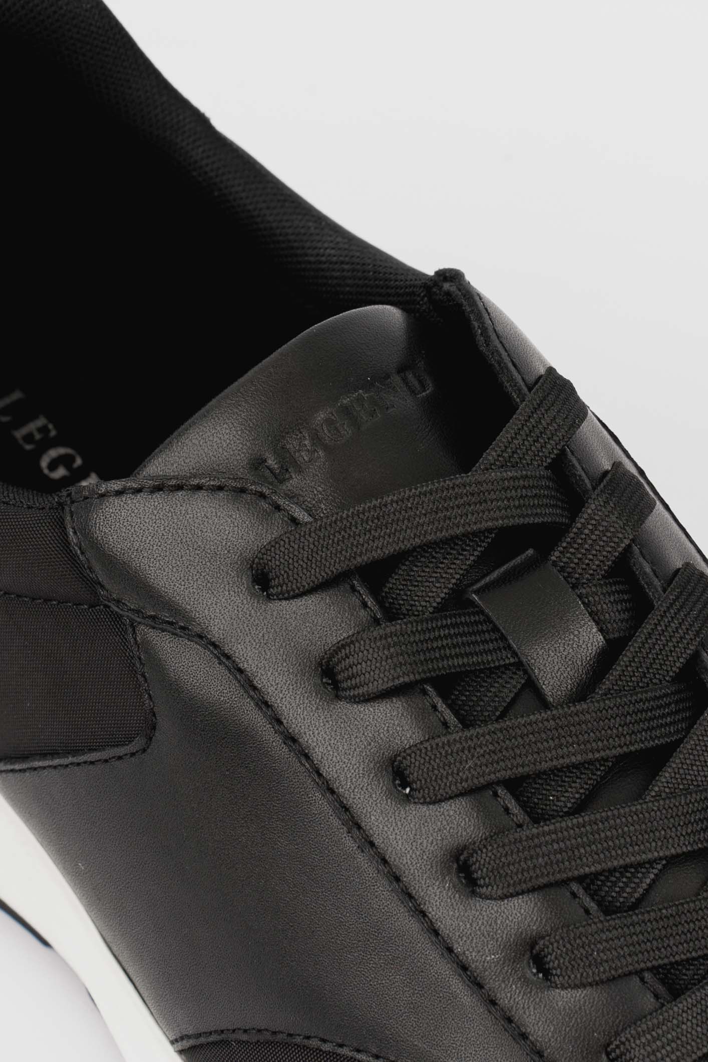 FORMA RUNNER - BLACK AND WHITE