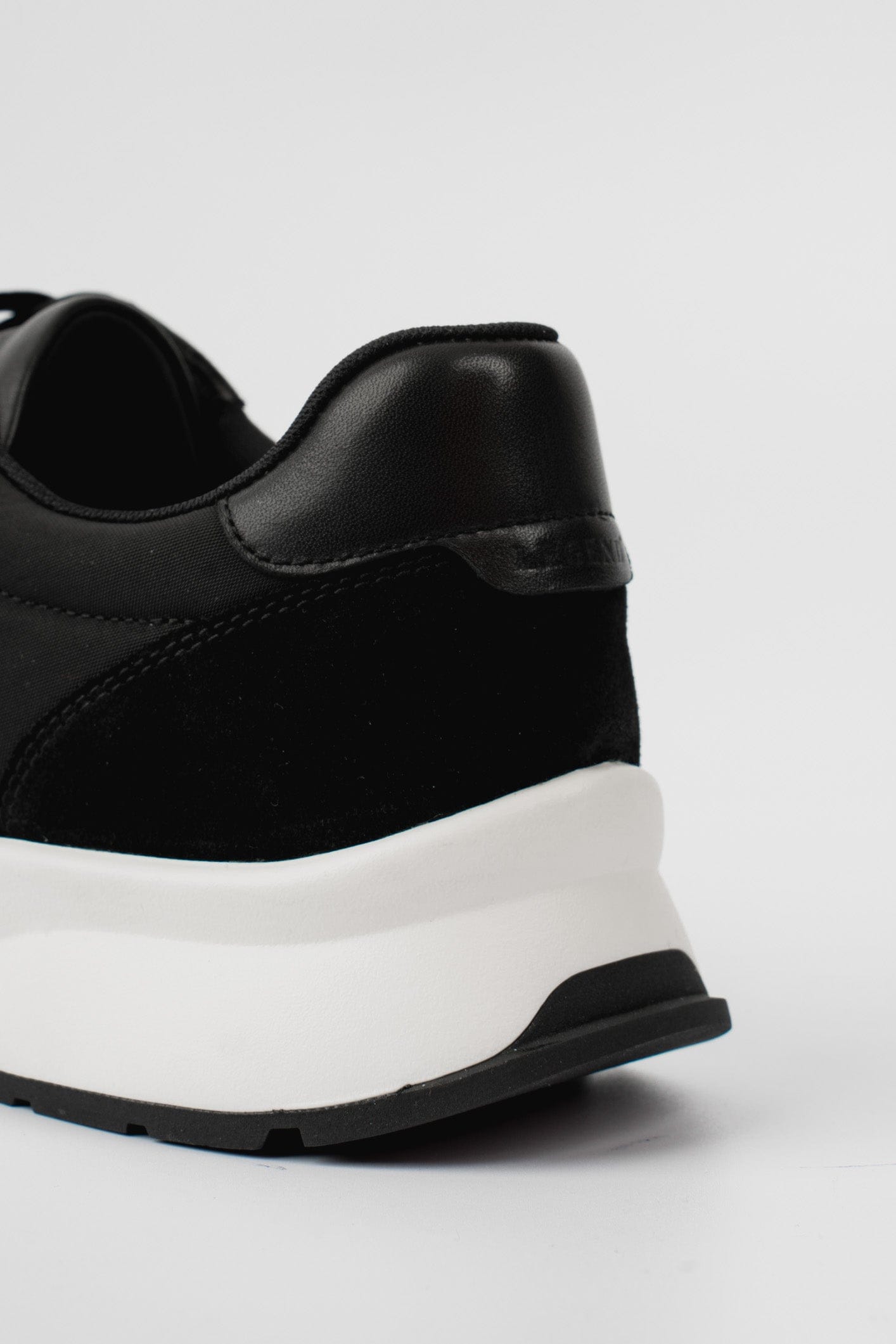 FORMA RUNNER - BLACK AND WHITE