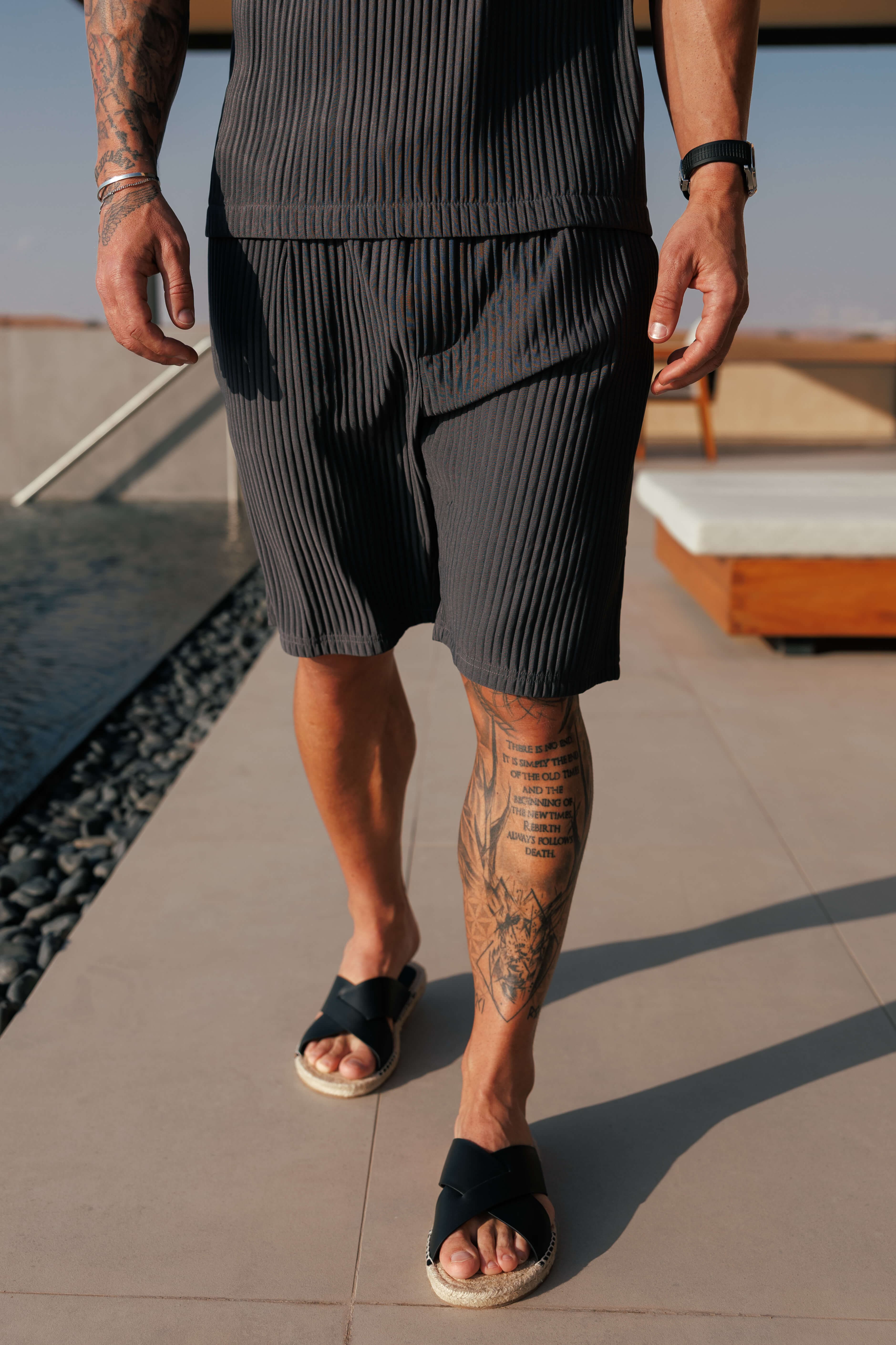 PLEATED SHORTS - GREY